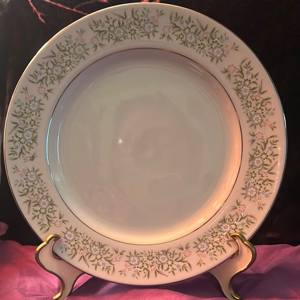 Green and White Floral Dinnerware Plate
